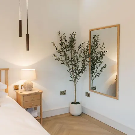 The Nook A Luxurious With Hot Tub And On Site Bistro * גרייט אייטון