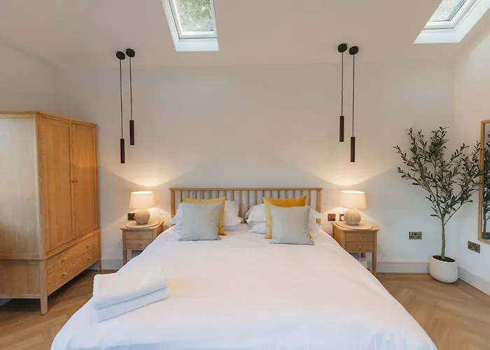 The Nook A Luxurious With Hot Tub And On Site Bistro 펜션 *